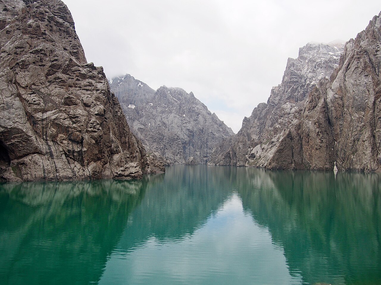 Köl-Suu lake between sheer mountain walls